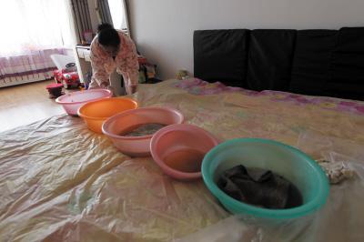 阜新楼上漏水，住户失联，小区没物管，业主维权难！律师来支招……